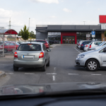 Obří omyl na parkovištích. Jízda rovně vám přednost nedává, pravá ruka platí i za závorou