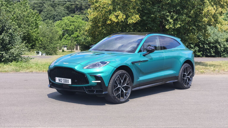 Aston Martin postavil SUV, které popírá fyziku. Má 717 koní a přes dvě tuny skoro necítíte