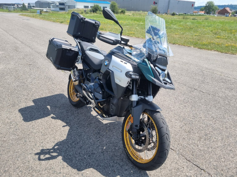 BMW R 1300 GS Adventure je obrovské monstrum. Pak přijde první zatáčka a všechno je jinak