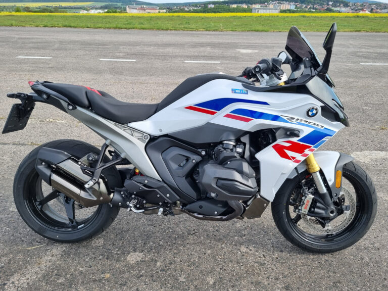 Zapomeňte na cestovní endura. BMW R 1300 RS má 145 koní a v zatáčkách ukazuje svou pravou tvář