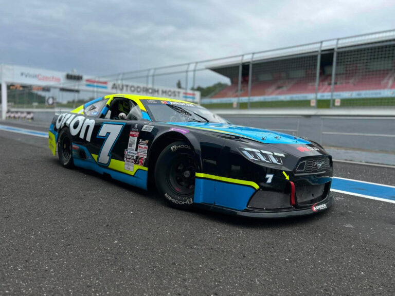Řídil jsem závodní monstrum s osmiválcem. Ford Mustang NASCAR budí respekt už v boxech