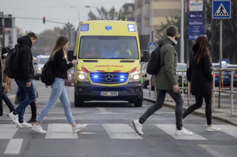 Sanitka má přednost i bez majáků. Tohle pravidlo u benzínky spousta řidičů vůbec nezná