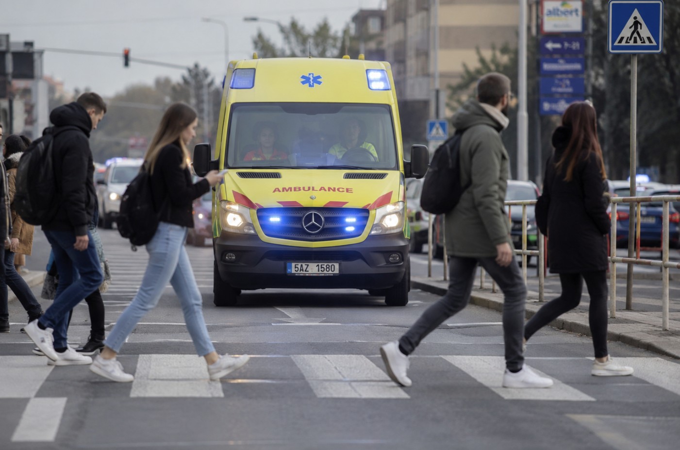 Chodci ignorují sanitky se zapnutými majáky. Přitom před vozidlo IZS nesmějí vstoupit