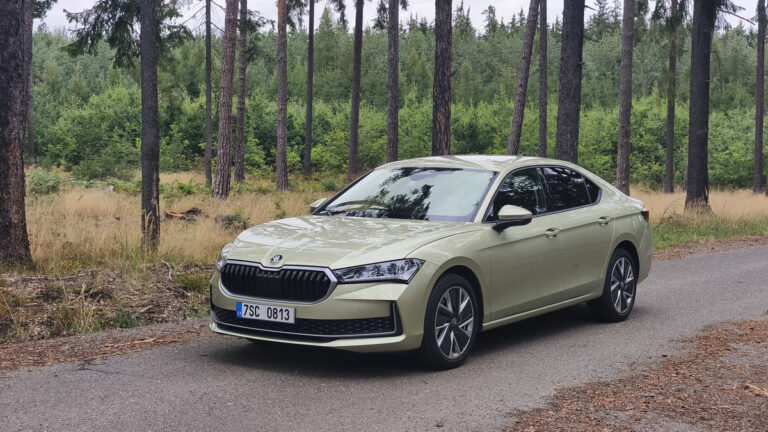 Diesel, který nemá konkurenci. Superb ujede 1 300 km na nádrž a rodinu odveze přes půl Evropy v maximálním pohodlí