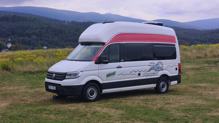 Volkswagen vylepšil luxusní hotel na kolech. Má koupelnu, kuchyň a obejde se bez kempu