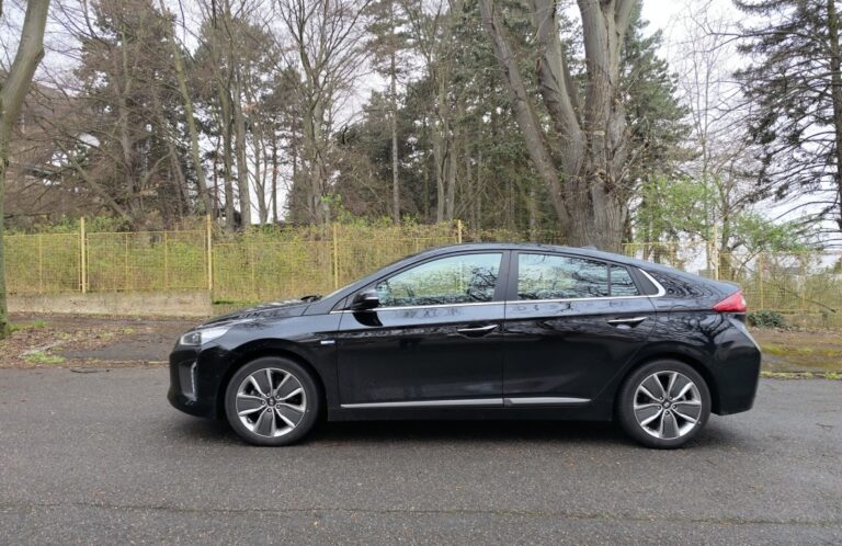Všichni hledají Corollu, ale tenhle Hyundai může být lepší koupě. A skoro nikdo o něm neví