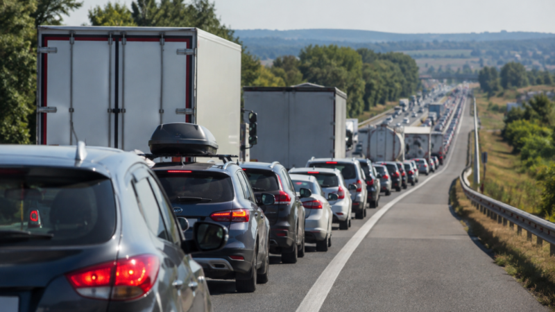 Dopravní kolaps v Brně: Semafory musely zhasnout, křižovatky převzali policisté