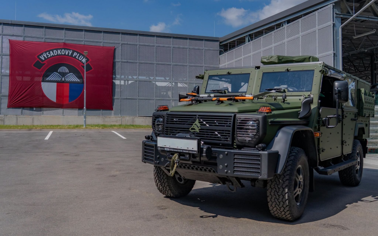 Čeští výsadkáři dostali pětitunové monstrum. Speciální auto využijí odstřelovači, potápěči i operátoři dronů