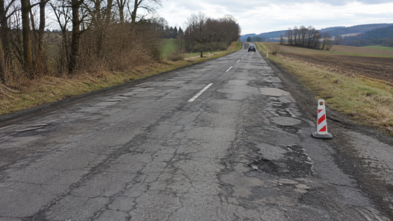 Stát krajům nedá na opravy silnic ani korunu. Poprvé po 11 letech došly peníze