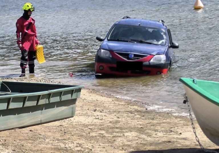 Zaparkoval u přehrady a auto mu vzala voda. Pak mu na člunu došel benzin