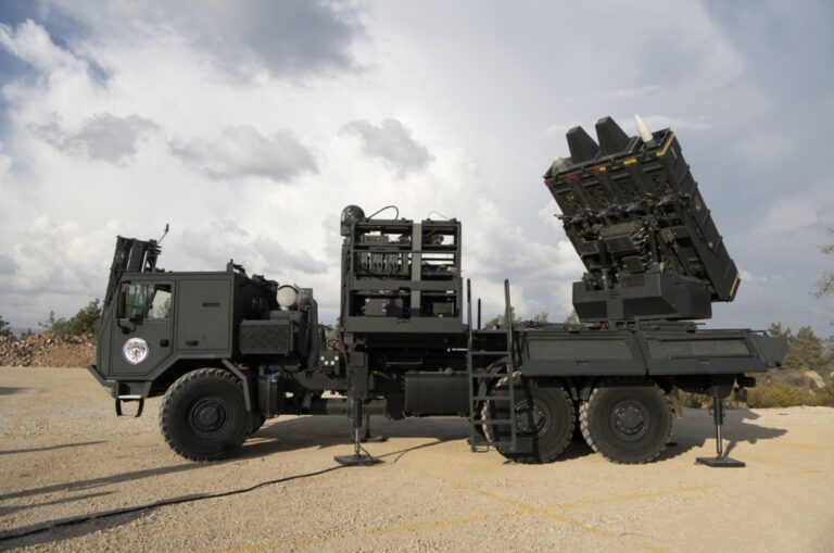 Česko jako první v NATO nasazuje speciální raketový systém. Devět vozidel dokáže vyčistit oblohu