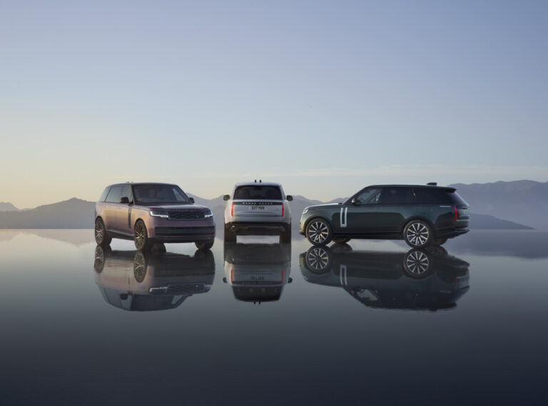 Range Rover poprvé bez spalovacího motoru. Má 550 koní, ujede 600 km a zvládne téměř metrovou vodu