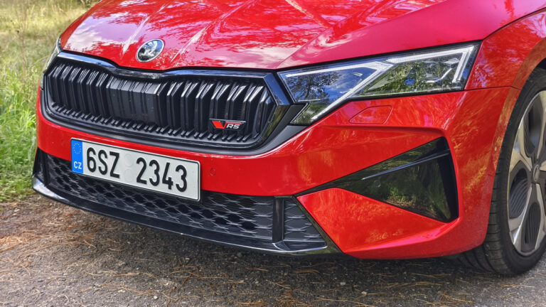 Octavia RS už není jen rychlá oktávka. Má 265 koní a v zatáčkách překvapí