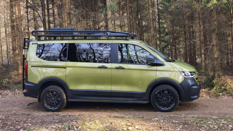 Tohle je nejuniverzálnější auto na trhu. Odveze osm lidí a projede i tam, kde končí asfalt