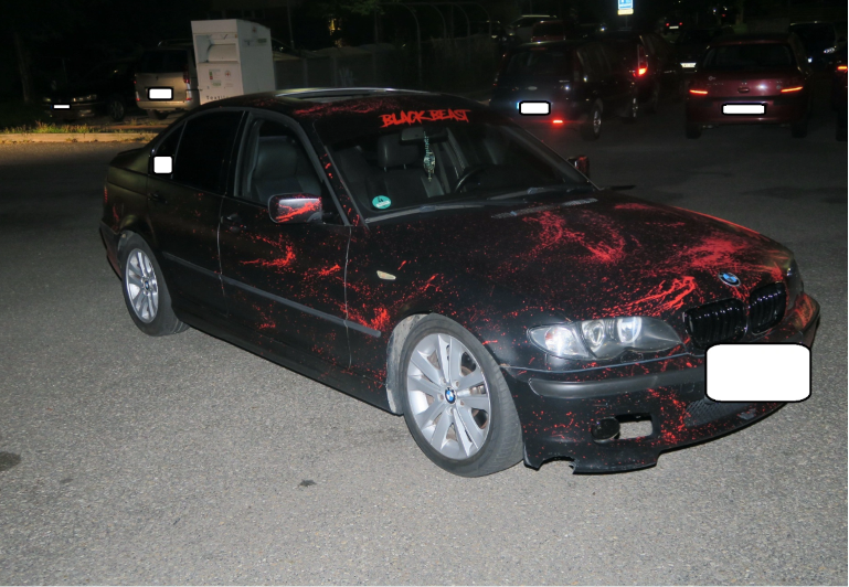 S BMW zkoušel driftovat na silnici. Smyk nezvládl a srazil chodce