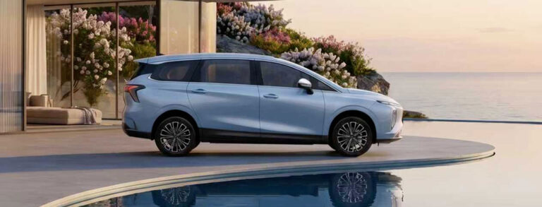 Rodinná auta ještě neřekla poslední slovo. Forthing přiváží sedmimístné MPV i úsporné SUV