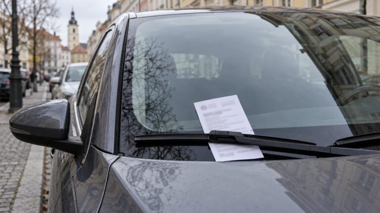 Předvolební leták Motoristů se vydává za pokutu. Strážníci se obracejí na policii