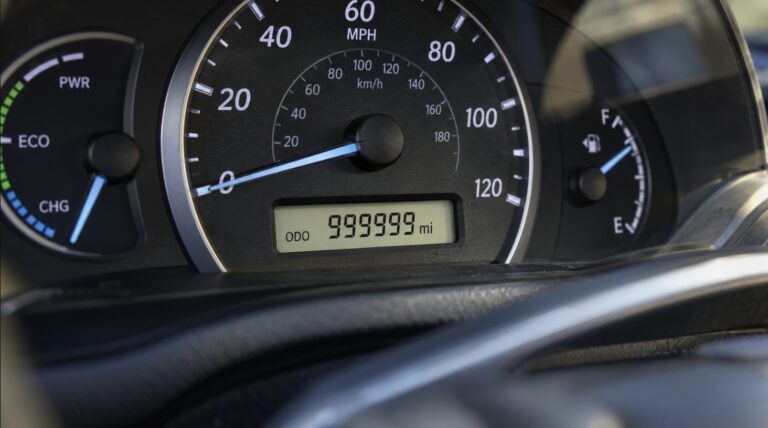 Auto ujelo 1,6 milionu kilometrů. Počítadlo to vzdalo, motor běží dál
