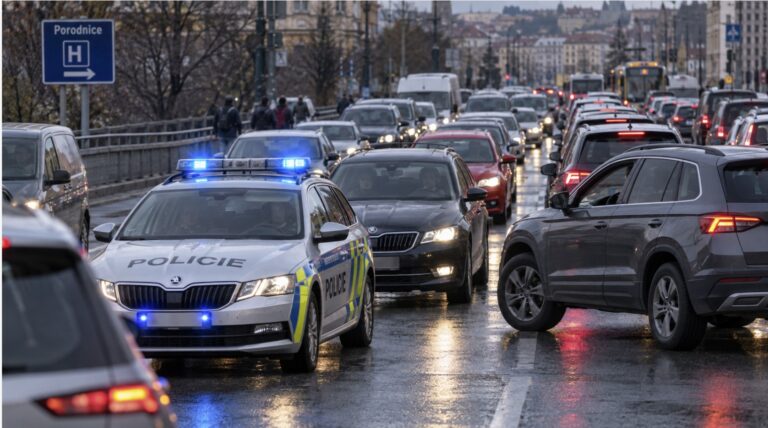 V autě vezl rodící ženu do nemocnice. Samozvaní vychovávači ho začali drsně blokovat