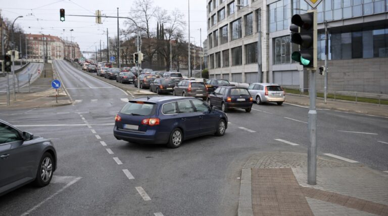 Svítí zelená, přesto můžete dostat pokutu 5 000 Kč. Tohle pravidlo řidiči často neznají