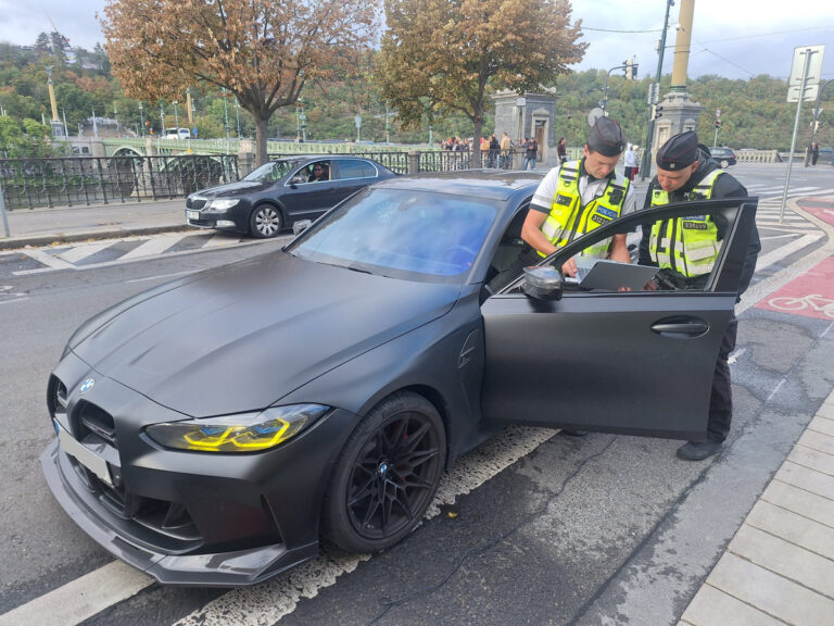 Česká policie nasadila novou zbraň, první auta odjela na odtahovce