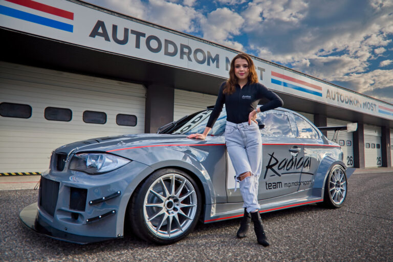 Český tým představil naftovou bestii. Karbonové BMW váží jen 1 187 kilo a má 487 koní