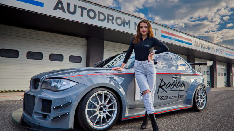 Český tým představil naftovou bestii. Karbonové BMW váží jen 1 187 kilo a má 487 koní