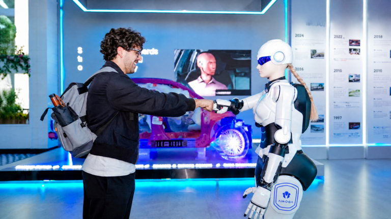 Auto je jen začátek. Čínské Chery chce propojit celý váš život, od domácích robotů po létající stroje. Má Evropa odpověď?