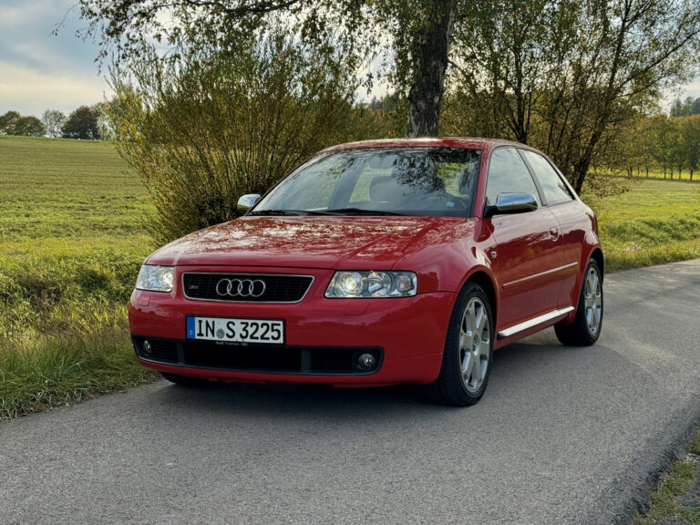 Tři ostrá Audi, tři různé světy. Usedli jsme do první S3 i současného RS 3 se 400 koňmi