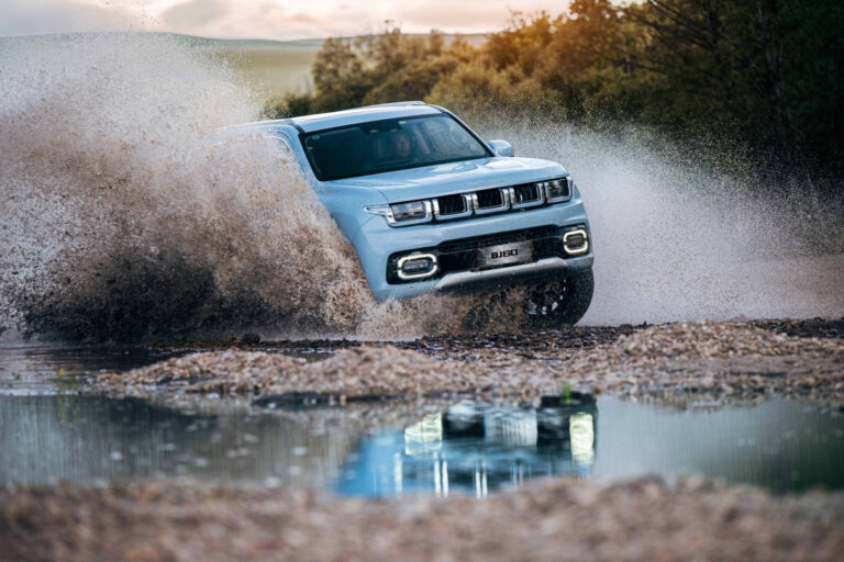 Nový off-road chce zatopit drahé konkurenci. Nabízí techniku, kterou nemají ani některá luxusní SUV