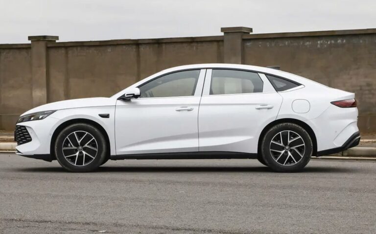 Spotřeba 2,8 litru, rozměry větší než Octavia a cena jako za ojetinu. Tenhle hybrid umí vzbudit závist