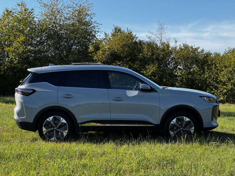 Tohle SUV slibuje více výbavy za méně peněz než Škoda Karoq. Kde má háček? Test Chery Tiggo 7
