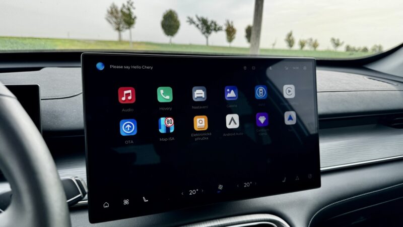Automobilky to s displeji přehnaly. Čína chce vrátit tlačítka, změnu mohou pocítit i Češi