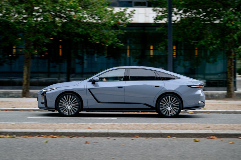 Nový Lexus ES míří do cenových vod Superbu. Nabízí luxus i spotřebu, která překvapí
