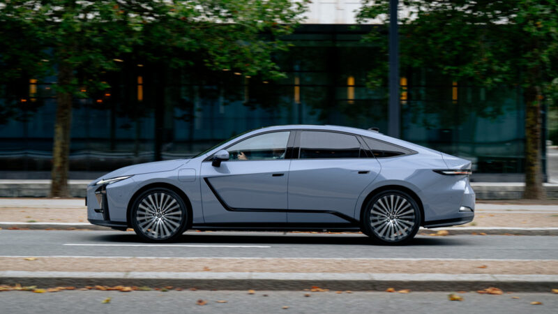 Nový Lexus ES míří do cenových vod Superbu. Nabízí luxus i spotřebu, která překvapí