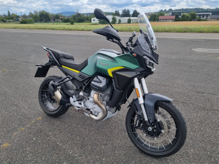 Moto Guzzi Stelvio: Proč kupovat jen BMW GS? Tahle Italka má čím zamotat hlavu
