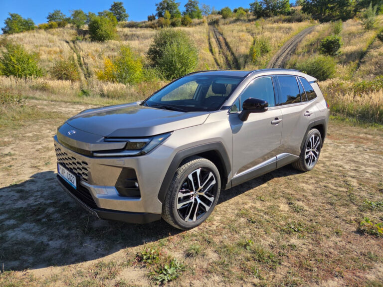 Velké SUV, které jezdí za pět litrů. Jedna věc nás ale doháněla k šílenství. Test Toyota RAV4