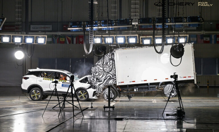 Tohle vám automobilky běžně neukážou. Chery před námi poslalo rodinné SUV pod náklaďák