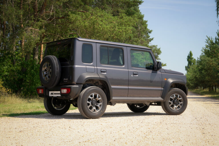 Suzuki Jimny se vrací do Česka ve velkém stylu. Má pět dveří, redukci a konečně pořádný kufr