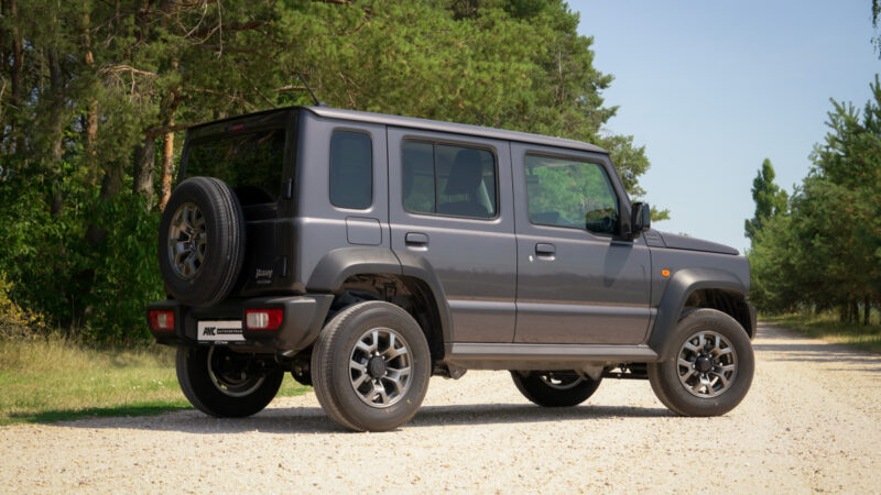 Suzuki Jimny se vrací do Česka ve velkém stylu. Má pět dveří, redukci a konečně pořádný kufr