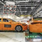 Extrémní nárazový test. Mercedes poslal dvoutunový hybrid do boku elektrického CLA. Baterie zůstala nepoškozená