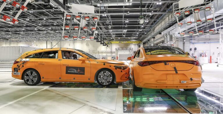 Extrémní nárazový test. Mercedes poslal dvoutunový hybrid do boku elektrického CLA. Baterie zůstala nepoškozená