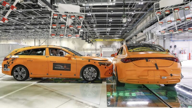 Extrémní nárazový test. Mercedes poslal dvoutunový hybrid do boku elektrického CLA. Baterie zůstala nepoškozená