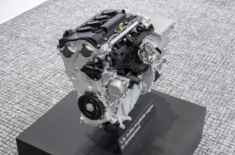 Spotřeba jen 3,3 litru a bez nabíjení. Toyota ukázala motor, který potěší české řidiče