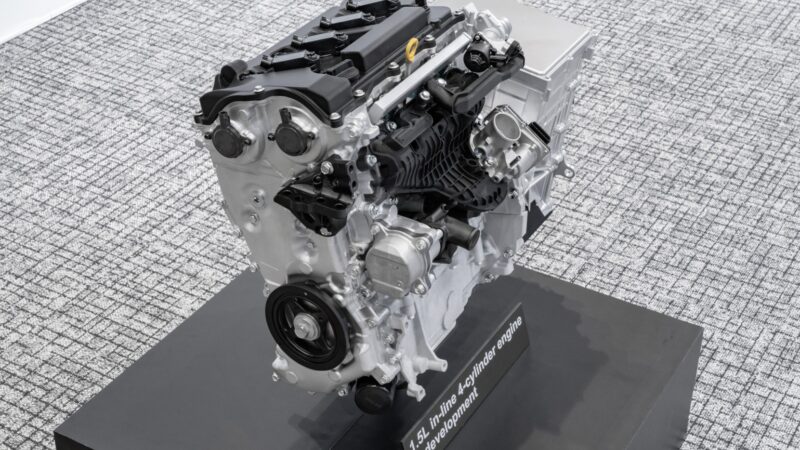 Spotřeba jen 3,3 litru a bez nabíjení. Toyota ukázala motor, který potěší české řidiče